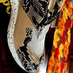 Size 11 Brand new Faux Steve Madden tennis shoe